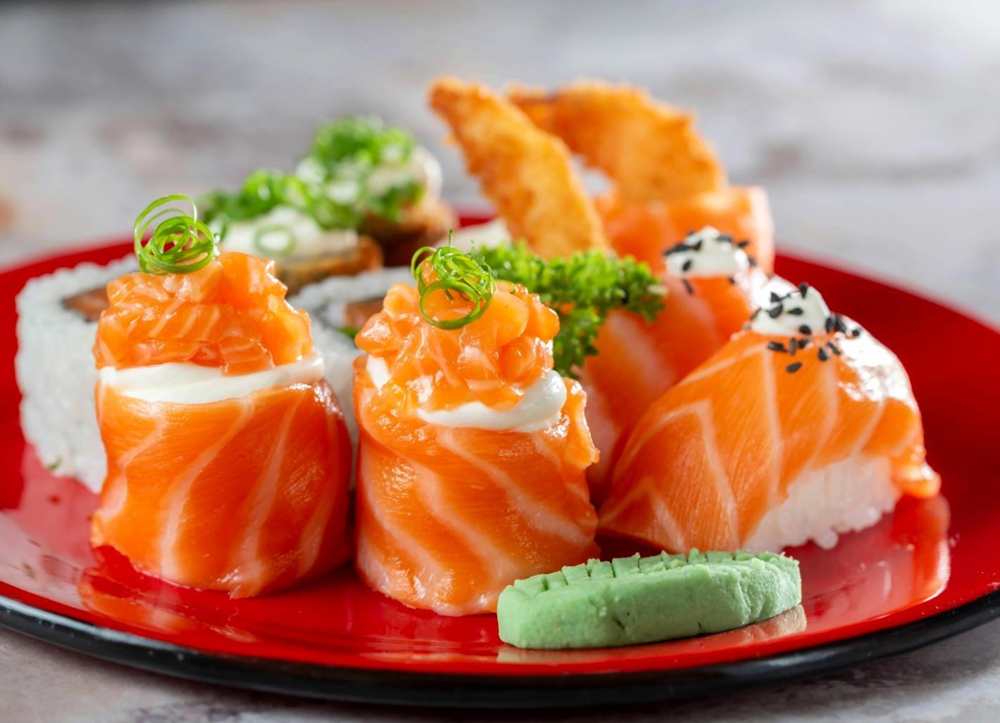 Sesión de planificación nutricional con ingredientes frescos sobre mesa de trabajo